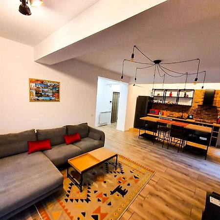 Urban Retreat: Industrial Chic 1Br Ap - Heart Of Bucharest Apartment Luaran gambar