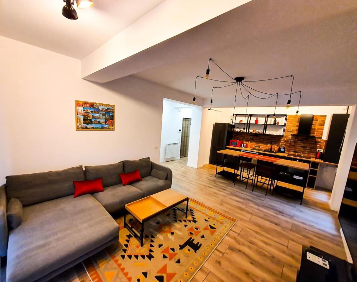Urban Retreat: Industrial Chic 1Br Ap - Heart Of Bucharest Apartment Luaran gambar