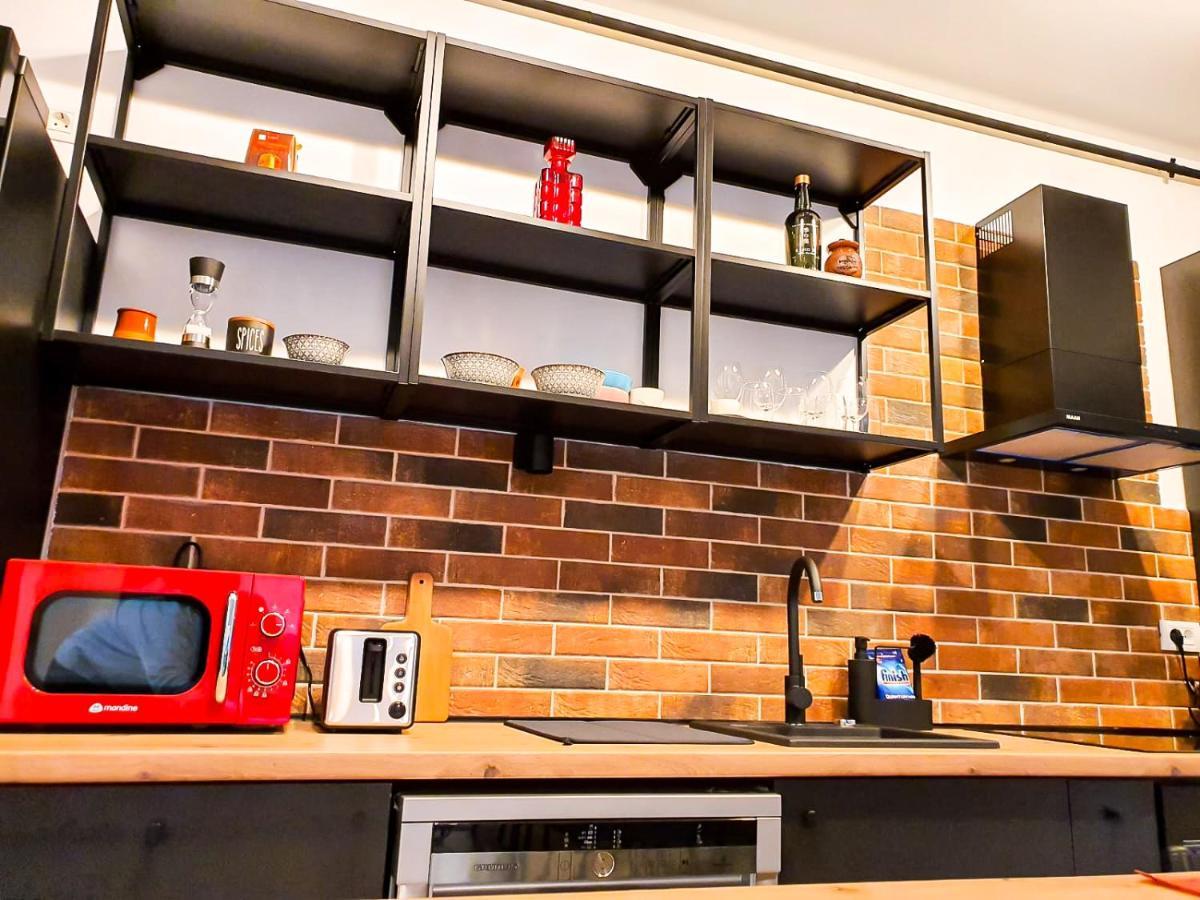 Urban Retreat: Industrial Chic 1Br Ap - Heart Of Bucharest Apartment Luaran gambar