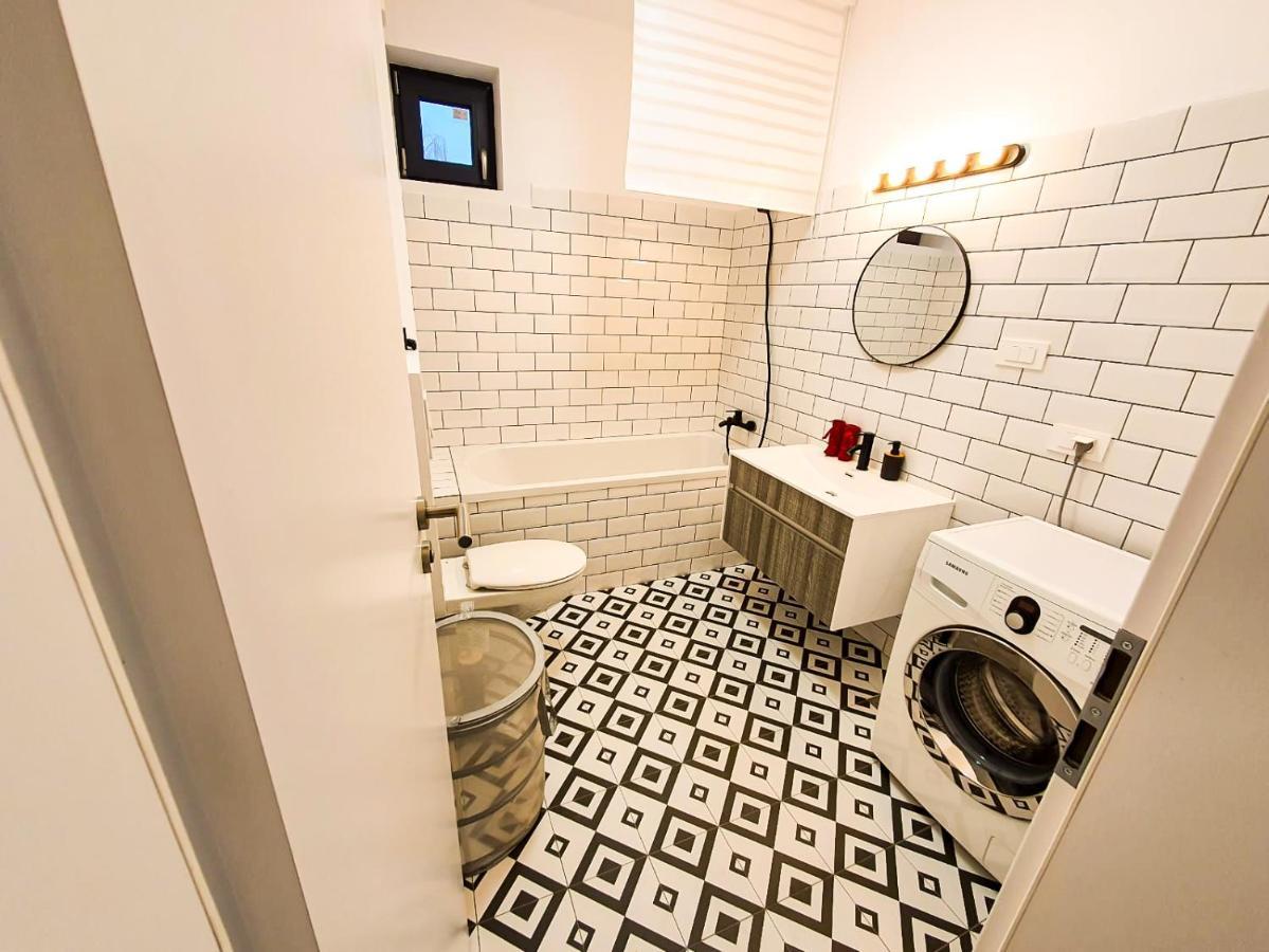 Urban Retreat: Industrial Chic 1Br Ap - Heart Of Bucharest Apartment Luaran gambar