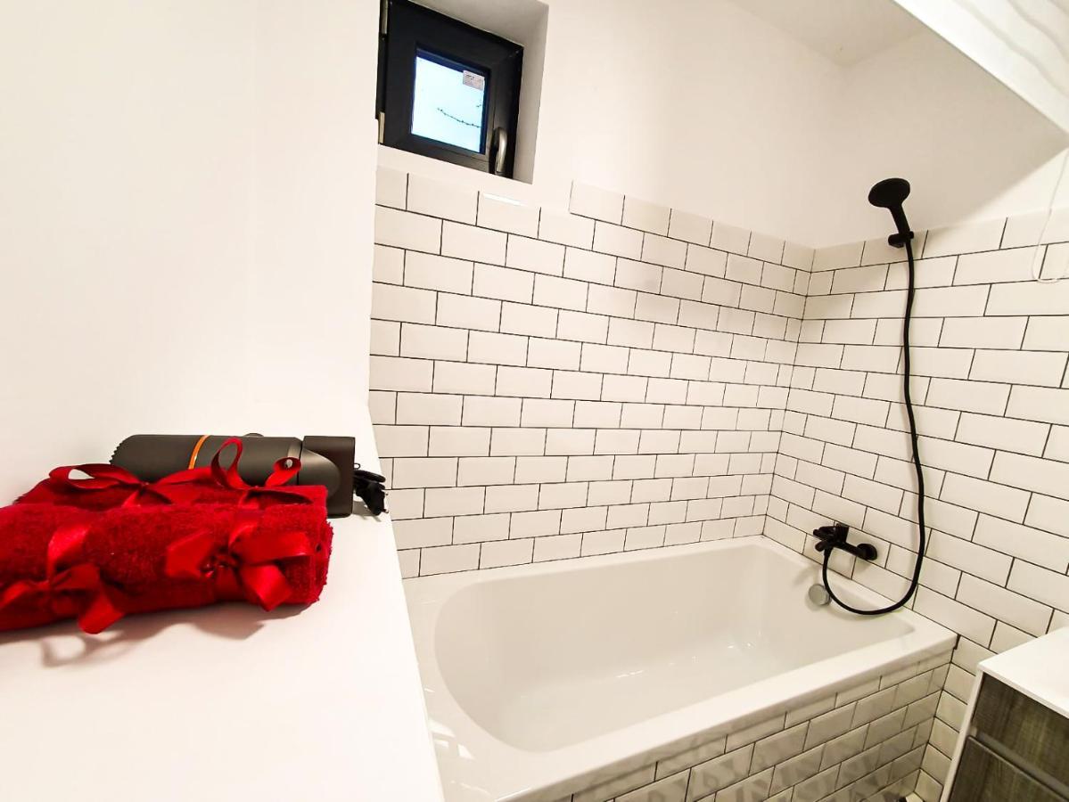 Urban Retreat: Industrial Chic 1Br Ap - Heart Of Bucharest Apartment Luaran gambar